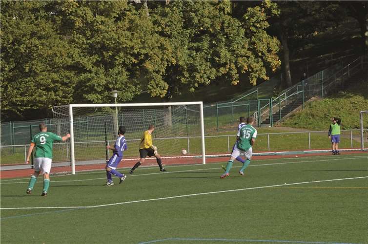 Der Bremmer Philipp Franzen (Nummer 15) erzielt im Moselderby den zwischenzeitlichen 2:2-Ausgleich.LS