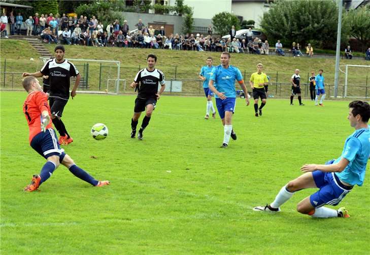 Der Bremmer Philipp Liel scheitert an Gästekeeper Sebastian König.LS