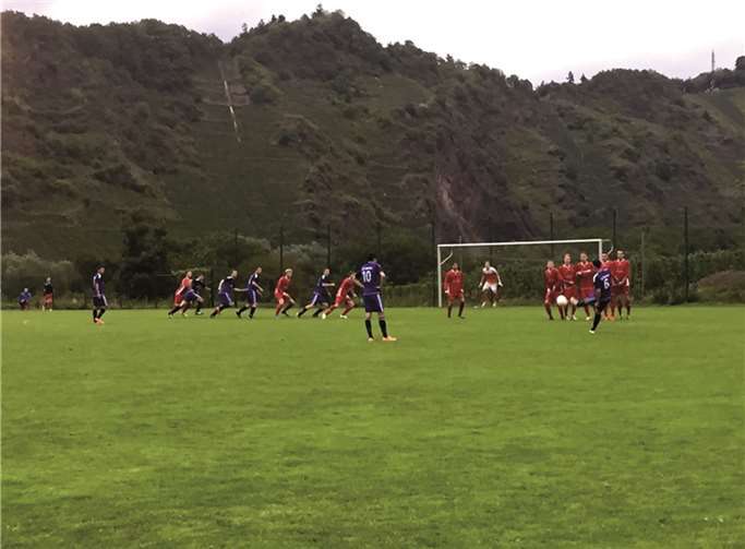 Der Bremmer Sascha Schmitz mit einem Freistoß. LS