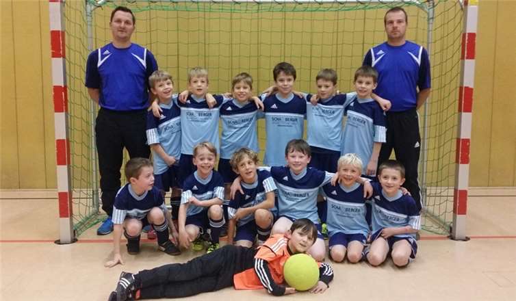 Der Bremmer Talentschuppen: (H.v.l.) Trainer Hardy Tornack, Mats Braun, Lorenz Niemann, Konrad Andre, Jonas Thiesen, Cedric Liel, Niels Kleiber und Trainer Jan Braun, (v.v.l.) Leo Conzen, Torben Thönnes, Michael Konzen, Philipp Fuhrmann, Valentin Simon und Kevin Schneiders und (liegend) Christopher Kreuz.LS/privat