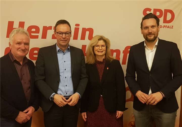 Der Breyer SPD Vorsitzende, Bernhard Hoffmann (li.) versprach den beiden Kandidaten die volle Unterstützung der Breyer SPD. Daniel Stich (re.), Generalsekretär des Landes SPD freut sich über Geschlossenheit im Wahlkreis 12.Quelle: SPD-Ortsverein Brey