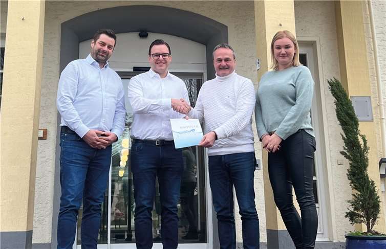 Der Brohler Mineralbru nen wird fortan offizieller Mineralwasserpartner der Römer-Thermen.  Foto: privat