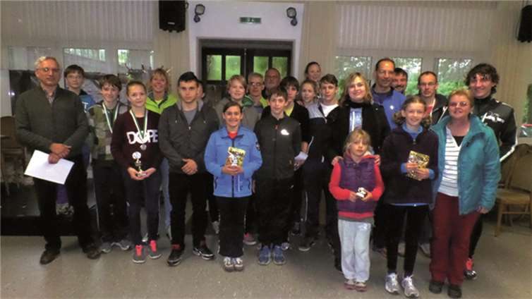 Der Brudermeister der Heimerzheimer Schützen, Werner Neubauer, überreichte bei der Siegerehrung die Siegerpokale und Siegermedaillen an die Besten in den verschiedenen Klassen.Privat