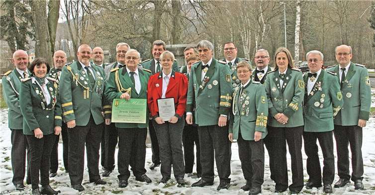 Der Bruderrat gratuliert Ehrenbundesmeister Erwin Pauken (3.v.l.) und Ilka Stumpf (4.v.l.) zum Silbernen Verdienstkreuz.privat