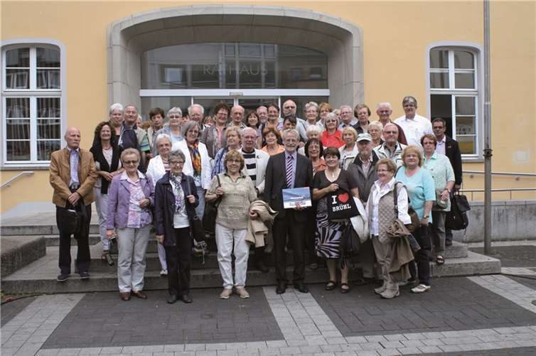 Der Brühler Bürgermeister Dieter Frey empfing die Feldkirchener Gäste im Rathaus.  privat