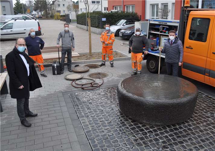 Der Brunnen an der Bahnhofstraße läuft wieder, zur Freude von: v.li. Heinz-Peter Witt, Technischer Beigeordneter, Helmut Giersberg (Stadtwerke), Martin Boes, Frank van Leeuwen und Herbert Lehnen (alle Baubetriebshof) und Bürgermeister Holger Jung.Quelle: Stadt Meckenheim