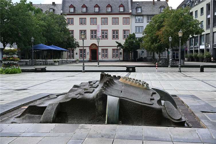 Der Brunnen auf dem Münzplatz ist abgeschaltet. Nagetiere haben die Kabel der Pumpen beschädigt.  Foto: Stadt Koblenz / Verena Groß