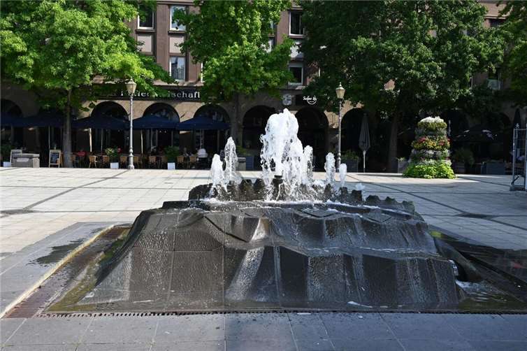 Der Entenbrunnen sprudelt wieder Der Brunnen auf dem Münzplatz läuft wieder – dank des Einsatzes der Brunnenkolonne. Foto: Stadt Koblenz / Verena Groß