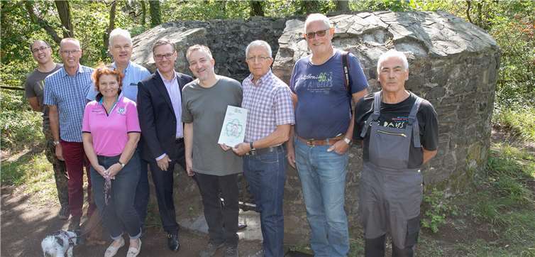 Der Brunnen auf der Tomburg wird 14 Tage lang bis auf den Grund erforscht.Damit startet der Freundeskreis Tomburg e.V. sein erstes eigenes Projekt. Fotos: JOST