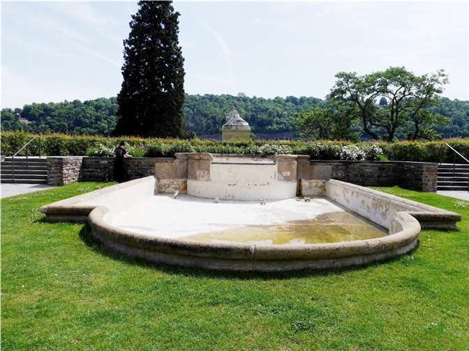 Der Brunnen hinter dem Koblenzer Schloss ist undicht und soll saniert werden. Bis dahin bleibt das Wasser abgestellt. Foto: Stadt Koblenz