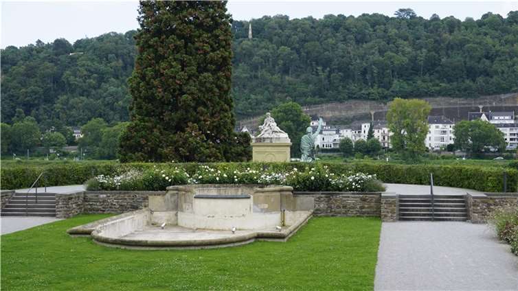 Becken verliert große Mengen Wasser  Der Brunnen hinter dem Koblenzer Schloss ist undicht und soll saniert werden. Bis dahin bleibt das Wasser abgestellt.  Foto: Stadt Koblenz/Verena Groß