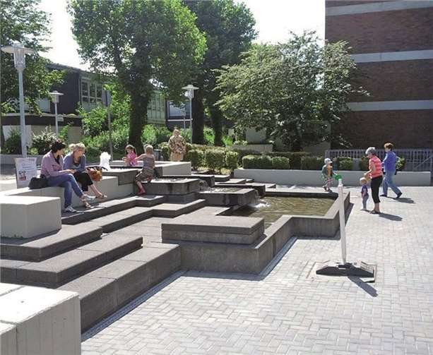 Der Brunnen sprudelt wieder an der Heroldpassage in Merl.privat