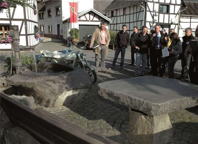 Der Brunnen und die Lügenbank.UM