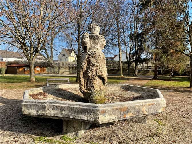 Der Brunnen vor der Römer-Therme hat schon bessere Zeiten gesehen. Foto: ROB