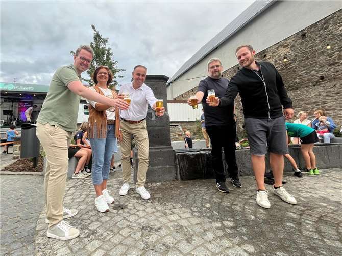 Der Brunnenplatz wurde mit einem Fassanstich offiziell eröffnet: (v. l.) Johannes Stein (Ortsbürgermeister), Anja Johann (1. Vorsitzende Kath. Frauengemeinschaft), Jens Firmenich (Beigeordneter Landkreis MYK), Holger Ollig (1. Beigeordneter OG Kollig) und Phillip Apeldorn (Beigeordneter OG Kollig).  Foto: Hermann Mohr