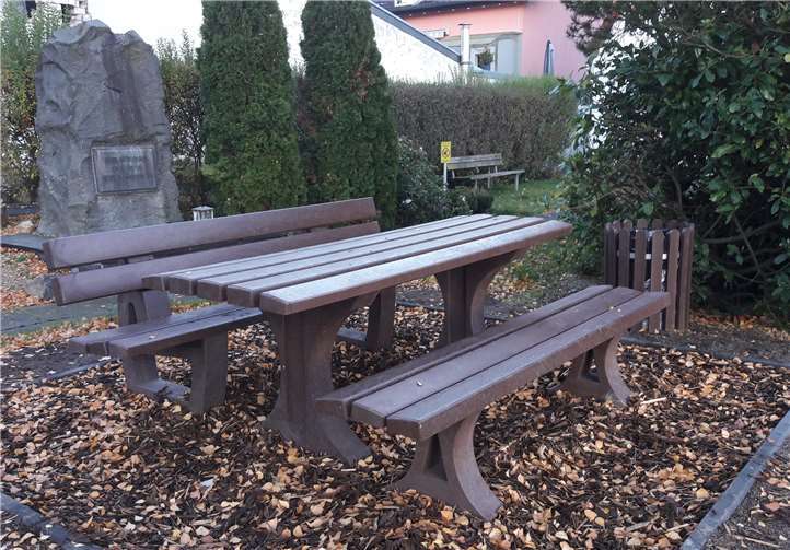 Der BüV hat aus dem Erlös der letztjährigen Choralblasen der Dorfgemeinschaft eine Sitzecke nebst Papierkorb gespendet.Foto: Bürgerverein Werthhoven