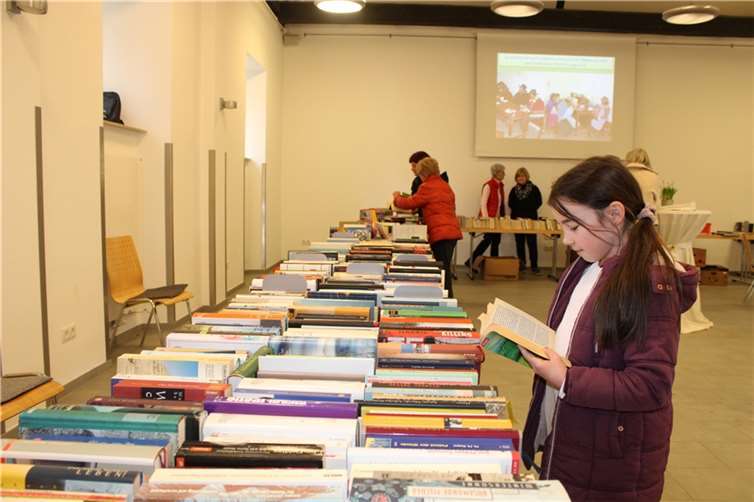 Der Bücherflohmarkt begeisterte auch junge Besucherinnen.  Foto: DU