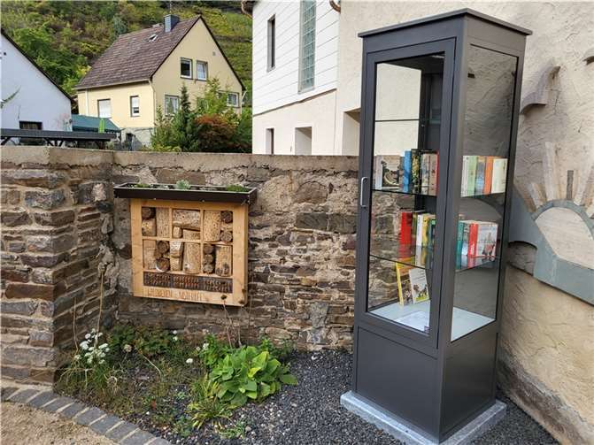 Der Bücherschrank auf dem Nachbarschaftsplatz. Foto: Johannes Liesenfeld