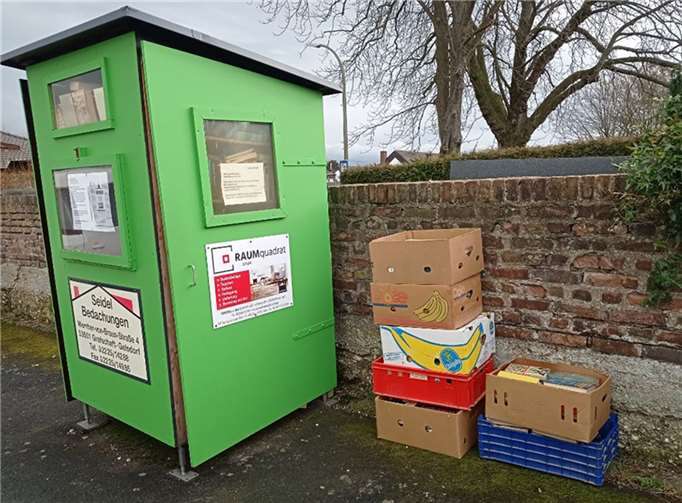 Der Bücherschrank in Altendorf-Ersdorf ist mittlerweile überfüllt, zusätzlich stehen daneben mehrere Kisten mit Büchern. Foto: Christian Klein