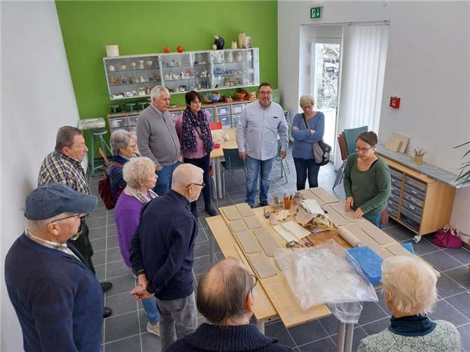 Der BürgerSTÜTZPUNKT+ der Verbandsgemeinde (VG) Weißenthurm hatte einen Besuch im Keramikmuseum Westerwald für die Generation 50+ sowie Seniorinnen und Senioren organisiert. Foto: VG Weißenthurm / Andrée Garmjin