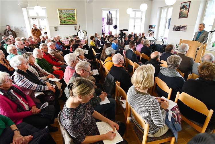Der Bürgerempfang in der „Alten Schule“ eröffnetetraditionell den Festmontag. Als Neuerung gab esin diesem Jahr keine offizielle Festansprache, sondernBürgermeister Andreas Geron (am Rednerpult), Friedhelm Münch und Landrat Dr. Jürgen Pföhler traten miteinander in Dialog. Fotos: RASCH
