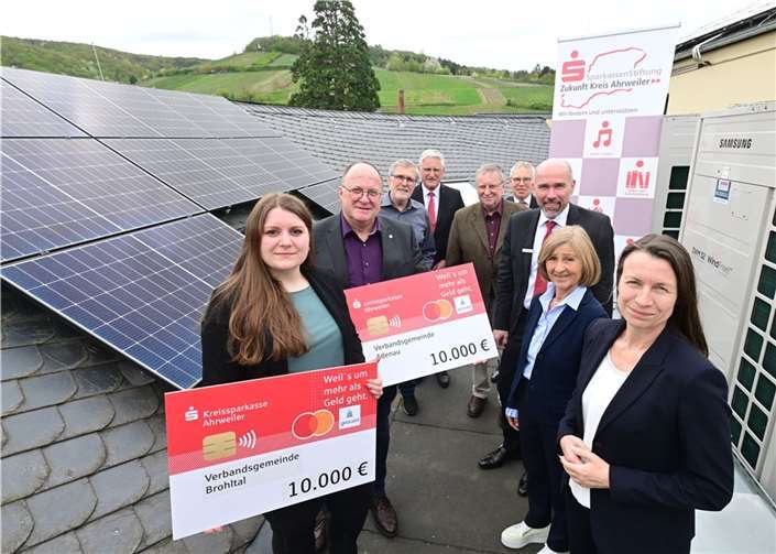 Der Bürgermeister Guido Nisius (2.v.l.) und Andrienne Gäb (1.v.l.) nahmen die symbolischen Schecks aus den Händen von Cornelia Weigand (1.v.r.), Kuratoriumsvorsitzende der SparkassenStiftung „Zukunft Kreis Ahrweiler“, Dieter Zimmermann (h.l.), stv. Kuratoriumsvorsitzender, Guido Mombauer (3.v.r.) und Achim Gemein (h.r.), Vorstände der SparkassenStiftung „Zukunft Kreis Ahrweiler“ entgegen. Foto: Kreissparkasse Ahrweiler