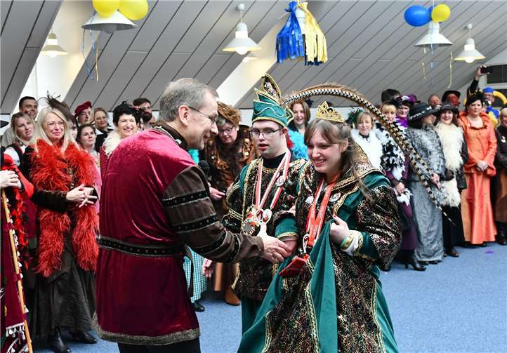 Der Bürgermeister begrüßte die Jecken im Rathaus.