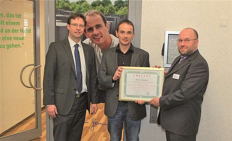 Der Bürgermeister der Gemeinde Morbach, Andreas Hackethal, Autor Stefan Gemmel sowie der Schulleiter, Stefan Philippi, bei der Übergabe der Urkunde vor dem Eingang der Stefan-Gemmel-Bibliothek.privat