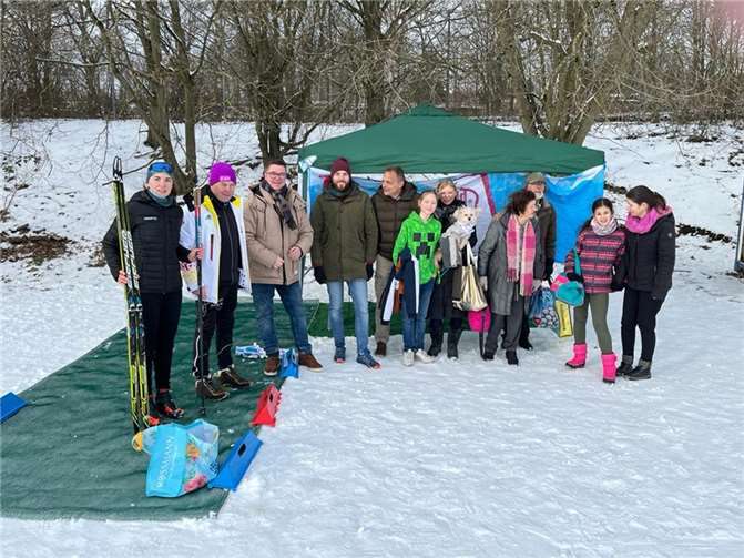 Der Bürgermeister der Stadt Neuwied, Peter Jung (3.v.l.), ließ sich nicht die Gelegenheit nehmen, um sich die Wintersportmöglichkeit für eine tolle Skilanglaufloipe am Sportplatz an der Bimsstrasse anzuschauen.  Fotos: SRC Heimbach-Weis 2000 e.V.