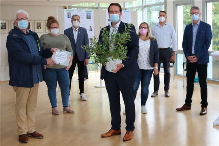 Der Bürgermeister der Stadt Weißenthurm, Gerd Heim, überreichte ein Bäumchen als Symbol der erfolgreichen Zusammenarbeit mit der VG..