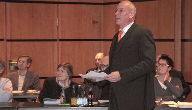 Der Bürgermeister der VG Vallendar Fred Pretz stellt dem Rat den Haushaltsentwurf für 2014 vor.AND