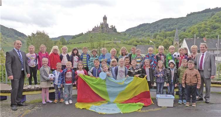 Der Bürgermeister der Verbandsgemeinde Cochem Helmut Probst und Thomas Hau von RWE Deutschland übergaben ein Bewegungspaket mit spannenden Sport- und Spielgeräten für die Pause. Mit dabei auch Rektorin Carmen Donhauser und die Klassenlehrerinnen Melanie Herpel und Adrienn Burgard.privat