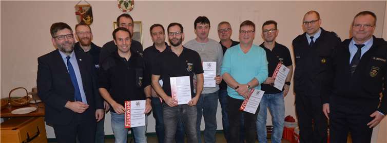 Der Bürgermeister der Verbandsgemeinde Cochem, Wolfgang Lambertz (li.), und VG-Wehrleiter Berthold Berenz nahmen Beförderungen von Feuerwehrmännern vor. privat