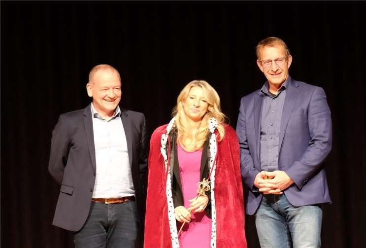 Der Bürgermeister der Verbandsgemeinde, Herr Mumm, und der Bürgermeister der Stadt Polch, Herr Klasen, überreichten als weiteres Zeichen im Krönungszeremonie im Anschluss an ihre Reden Frau Laubenthal einen purpurfarbenen Königsmantel aus Samt.