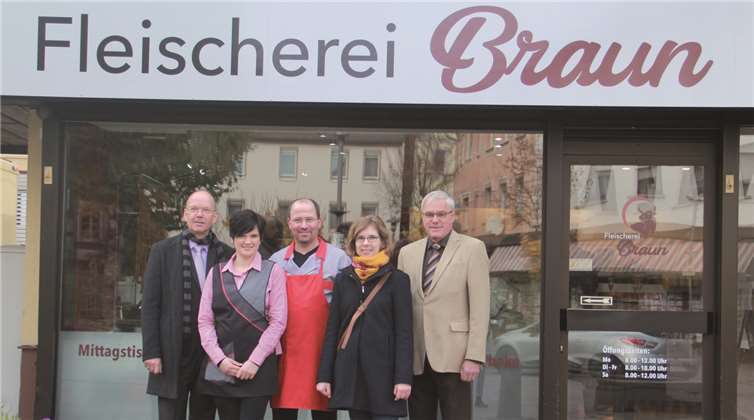 Der Bürgermeister der Verbandsgemeinde, Thilo Becker gratulierte dem Inhaber-Ehepaar Julia und Guido Braun, gemeinsam mit Magret Müller (Geschäftsführerin der Wirtschaftsförderungsgesellschaft Kannenbäckerland mbH) und dem Bürgermeister der Stadt Höhr-Grenzhausen, Michael Thiesen (v.l.).CG