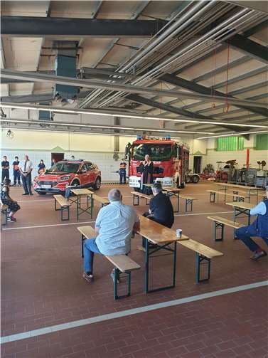Der Bürgermeister der Verbandsgemeinde Vallendar, Fred Pretz hatte zu einem ganz besonderen Anlass in das Gerätehaus des Löschzuges Vallendar eingeladen.Foto: privat