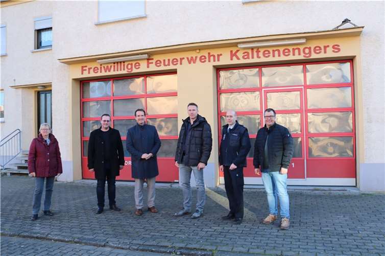 Der Bürgermeister der Verbandsgemeinde Weißenthurm, Thomas Przybylla (3.v.li.) übergab gemeinsam mit VG-Bauamtsleiter Gino Gilles (2.v.li.) im Beisein des Wehrführers der Feuerwehreinheit Rheindörfer, Michael Zimmer (2.v.re.) das Feuerwehrgerätehaus Kaltenengers an den Ortsbürgermeister Jürgen Karbach (3.v.re.). Mit im Bild die Beigeordneten der Ortsgemeinde Kaltenengers, Edith Ihrlich (li.) und Walter Schäfer (re.). Foto: VG Weißenthurm