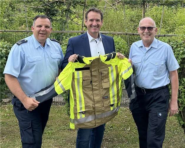 Der Bürgermeister der Verbandsgemeinde Weißenthurm, Thomas Przybylla, übergab die Zusatzausrüstung an Wehrleiter Arnd Lenarz und seinen Stellvertreter Marco Ihrlich. Foto: privat