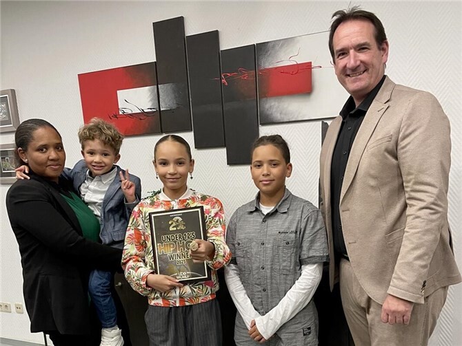 Der Bürgermeister der Verbandsgemeinde Weißenthurm, Thomas Przybylla, gratulierte Emma Pinger nach der Rückkehr begeistert. Foto: VG Weißenthurm