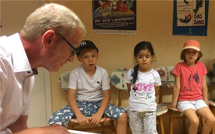 Der Bürgermeister liest heute mal ein Bilderbuch vor.