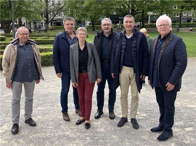 Der Bürgermeister mit dem Beigeordneten der Stadt Weißenthurm und der Bürgermeister mit dem Beigeordneten aus der französischen Partnerstadt Courrières. Foto: Gerd Heim