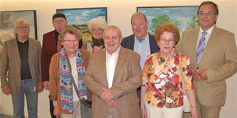 Der Bürgermeister mit den Künstlern der Vernissage „Schutz der Wacholderheiden.“ FA