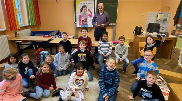 Giftnudeln, Fußballgeschichten, Lesemuscheln und eine „Pippilothek“ Der Bürgermeister persönlich las den Kindern vor. Foto: privat