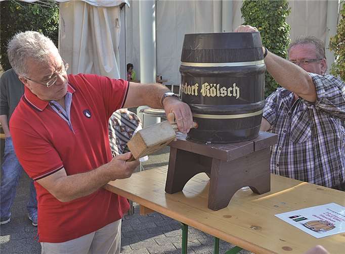 Der Bürgermeister schlägt das erste Kirmesfass an - endlich läuft das Bier. RFW