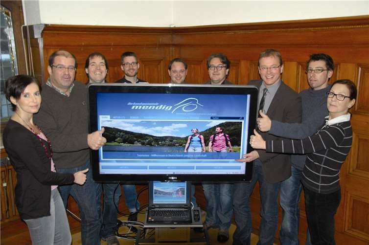 Der Bürgermeister und Mitglieder der Projektgruppe präsentierten die neu gestaltete Homepage der Verbandsgemeinde (v. l.): Ruth Nürenberg, Peter Moskopp (Projektleitung), Jörg Rausch, Andreas Loeb, Peter Stein, Jürgen Zinken, Bürgermeister Jörg Lempertz, Manfred Westerdorf und Ilse Pütz. privat