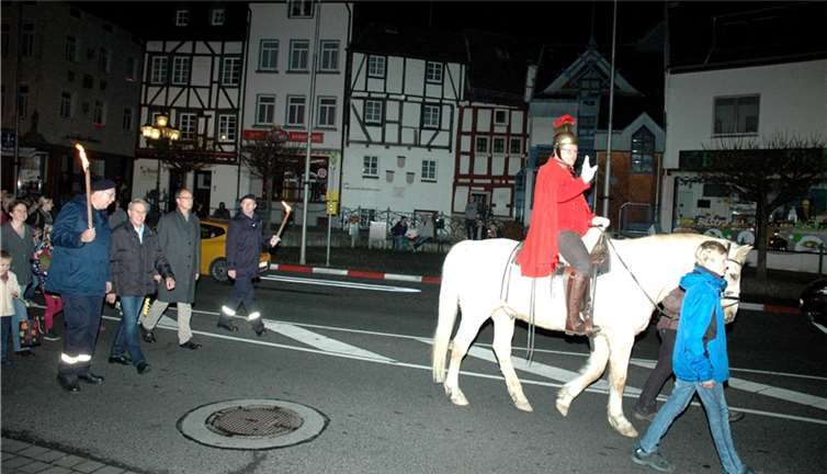 Der Bürgermeister und der Chef der Freiwilligen Feuerwehr führten den Umzug an. UM