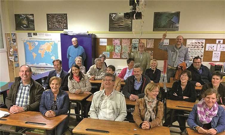 Der Bürgermeister und die anderen Amtsträger der Gemeinde und Mitglieder des Freundschaftskreises besichtigten in Lux ebenfalls die Schule.