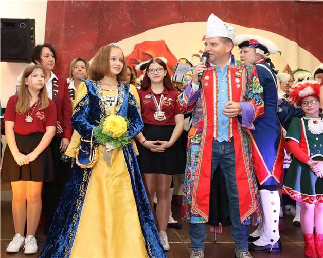 Der Bürgermeister von Meckenheim, Holger Jung (r.), mit der neuen Kinderprinzessin Leah I. Foto: privat