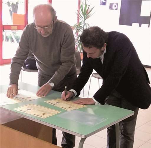 Der Bürgermeister von Pederobba (re.) und der Leiter der Partnerschule unterzeichneten die Partnerschaftsurkunden. privat