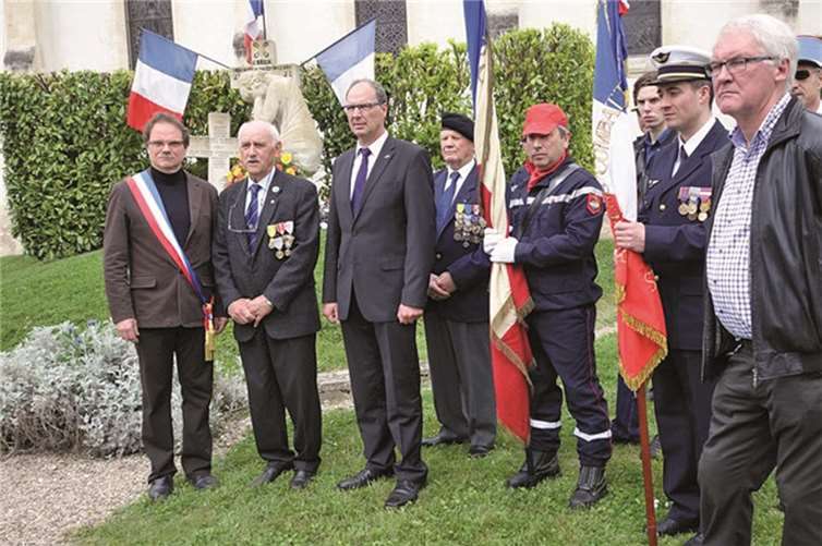Der Bürgermeister von Sillery, Thomas Debois mit dem Vorsitzenden des Veteranenverbandes und seinem Deutschen Amtskollegen aus Adenau.